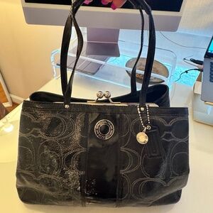 AUTHENTIC COACH BLACK PATENT LEATHER SIGNATURE C KISS LOCK BAG F19215